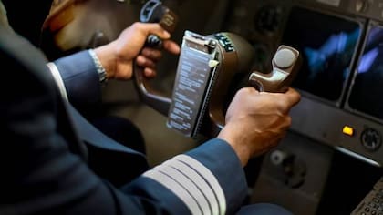 Al parecer, el piloto y el copiloto cambiaron de lugar momentos antes del accidente
Foto: iStock