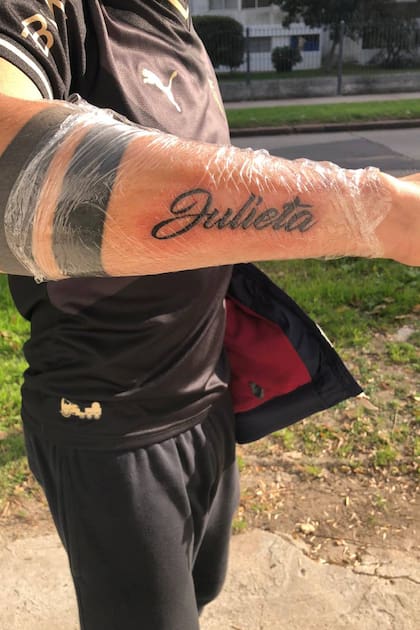 Al parecer, si se siguen los posteos de Agustín, se puede establecer que Julieta, la del tatuaje, lo habría dejado