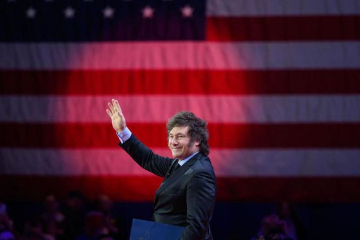 Al participar en la CPAC en EE.UU., Milei se dio un efusivo abrazo con Trump entre bastidores.