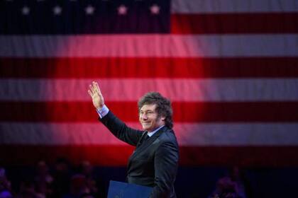 Al participar en la CPAC en EE.UU., Milei se dio un efusivo abrazo con Trump entre bastidores.