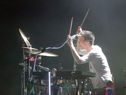 Al piano y a la batería, Jacob Collier toca en vivo cuanto instrumento se le cruza por el camino