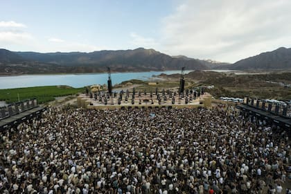 Al pie de la cordillera, se estima que unas 20.000 personas por día disfrutarán de los shows de música electrónica durante el fin de semana largo en Mendoza
