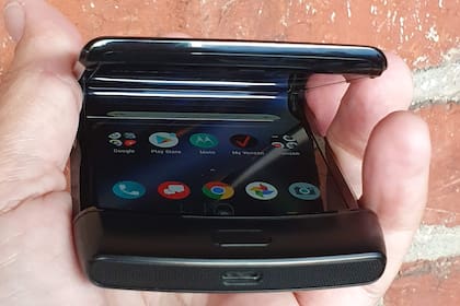 Al plegarlo el teléfono ocupa la mitad de espacio que un smartphone convencional, aunque es un poco más grueso