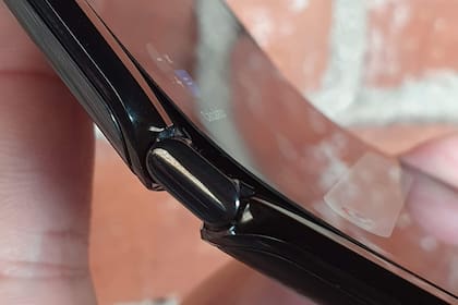 Al plegarse la pantalla dobla y se separa momentáneamente del teléfono; Motorola dice que todo el equipo está sellado para protegerlo del polvo