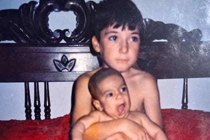 Al poco tiempo de haber sido adoptado, en los brazos de su hermano mayor, Pablo