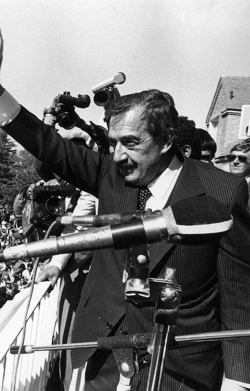 Al presidente Alfonsín habla a los habitantes de Viedma y de zonas de influencia, congregados frente al Río Negro. 16/4/1986
