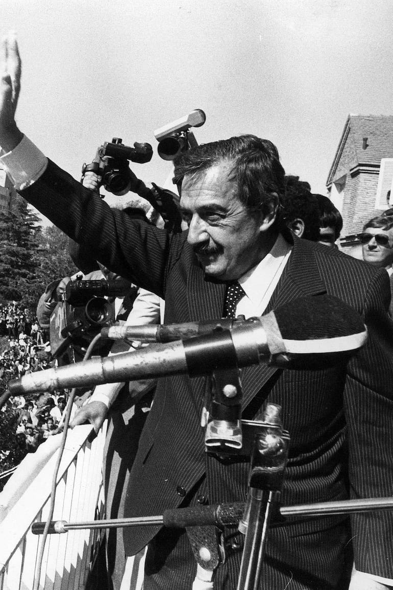 Al presidente Alfonsín habla a los habitantes de Viedma y de zonas de influencia, congregados frente al Río Negro. 16/4/1986