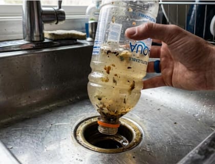 Al presionar la botella saldrán los residuos superficiales. Foto: Imagen generada con IA
