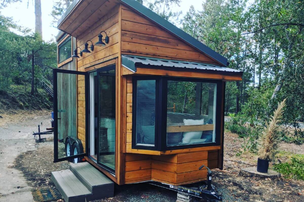 Al principio, el hombre consideró que los alquileres de sus mini casas serían un ingreso extra, pero se convirtieron en su negocio principal