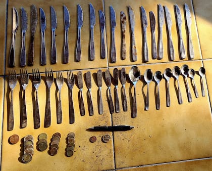 Al principio encontró objetos de oro perdidos en la playa, y muchas monedas uruguayas, argentinas, brasileñas y paraguayas