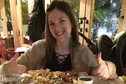 Al principio le costó acostumbrarse, pero hoy Nicole ama las comidas con largas sobremesas.
