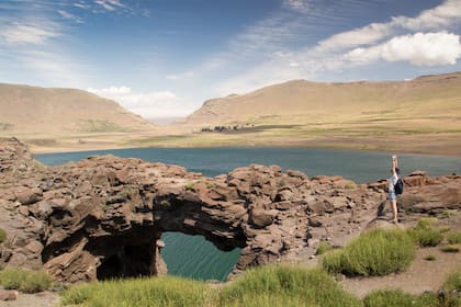 Al Puente de Piedra se llega tras una hora de caminata bordeando el lago Caviahue