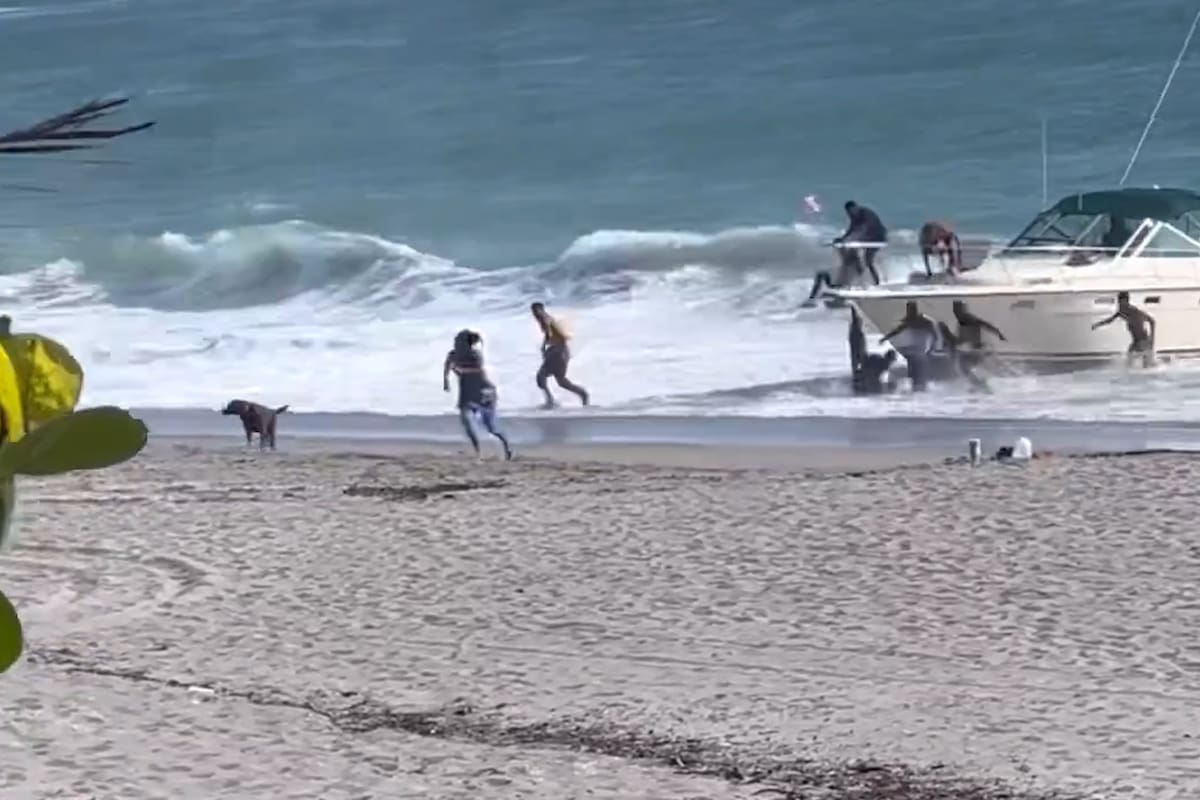 Al quedar varados en la playa, los migrantes, que provenían de Haití y Bahamas, saltaron de la lancha y corrieron para escapar de la policía