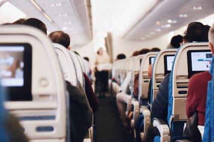 Al reclinar el asiento del avión se puede molestar involuntariamente al pasajero de atrás; dos expertos en comportamiento y etiqueta dieron consejos