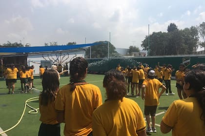 Al recreo, con manguera y juegos de agua para volver a clase más frescos, en el Instituto San Nicolás, de Los Polvorines