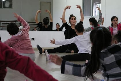 Al rededor de 100 chicas disfrutan todas las semanas de la clases de danza que les ofrece el club