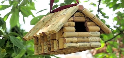 Al refugio finalizado se le pueden agregar otras decoraciones o pintar los corchos con pintura no tóxica