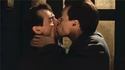 Al representar una apasionada historia de amor gay en la Gran Bretaña de la década de 1950, My Policeman se destaca por la duración relativamente larga y la franqueza de sus escenas de sexo