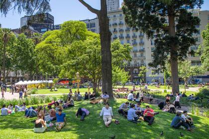 Al retirar el obrador de la línea E se ganó espacio para plantar doce nuevos árboles y colocar mobiliario urbano de diseño