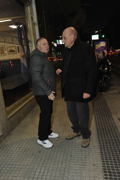Al retirarse, Rico se detuvo a conversar con el Puma Goity, que se acercó hasta la casa velatoria para despedir a Bertrand y saludar a sus familiares
