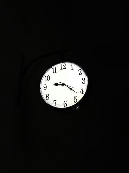 Al retroceder la hora en otoño, las personas a menudo se sienten somnolientas y con falta de energía tras el cambio