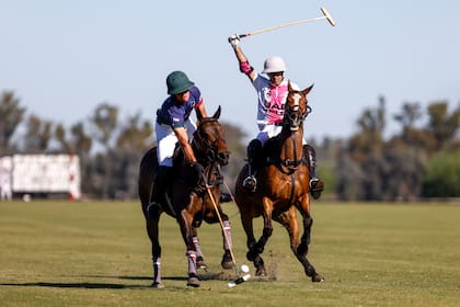 Al revés: Ignatius Du Plessis ataca, Polito Pieres defiende; el sudafricano en la pasó bien con la velocidad del delantero.