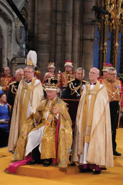 Al Rey se le impuso la corona de San Eduardo, en oro macizo, y recibió el Cetro de la paloma y el de la Gran Cruz, con la Estrella de África, el diamante más grande del mundo.
