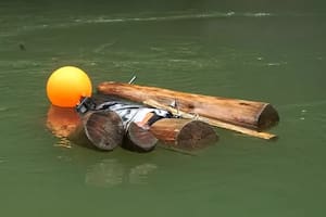 Al río La Miel, en el oeste de Colombia, se lanzó un "dummy" hecho de madera con la idea de realizar las mediciones