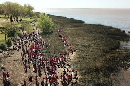 Al río se vuelca mucha basura de la ciudad