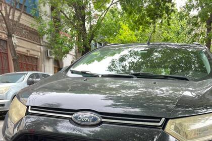 Al robarle la parrilla delantera también se llevaron su chapa patente