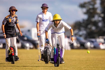 Al roda polo se juega con ruedas eléctricas, tacos pequeños y una pelota de tenis, en partidos de 10 minutos.