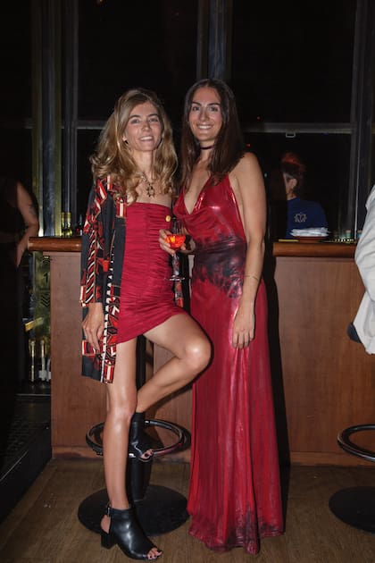 Al rojo vivo. La artista plástica Sofía Pinto intervino tanto su vestido largo como el kimono de su amiga, Florinda Andreoli.