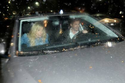 Al salir del teatro, Nicolás Cabré y Laurita Fernández fueron interceptados por la prensa