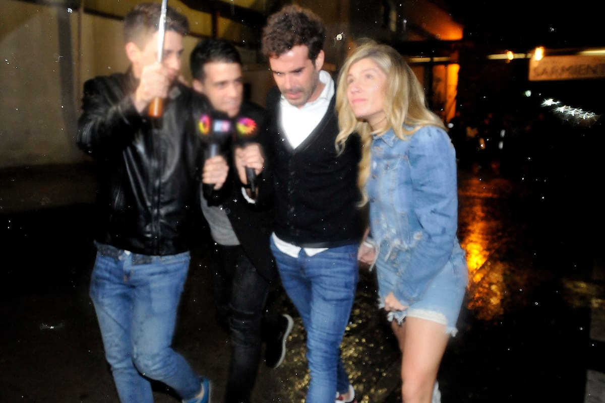 Al salir del teatro, Nicolás Cabré y Laurita Fernández fueron interceptados por la prensa