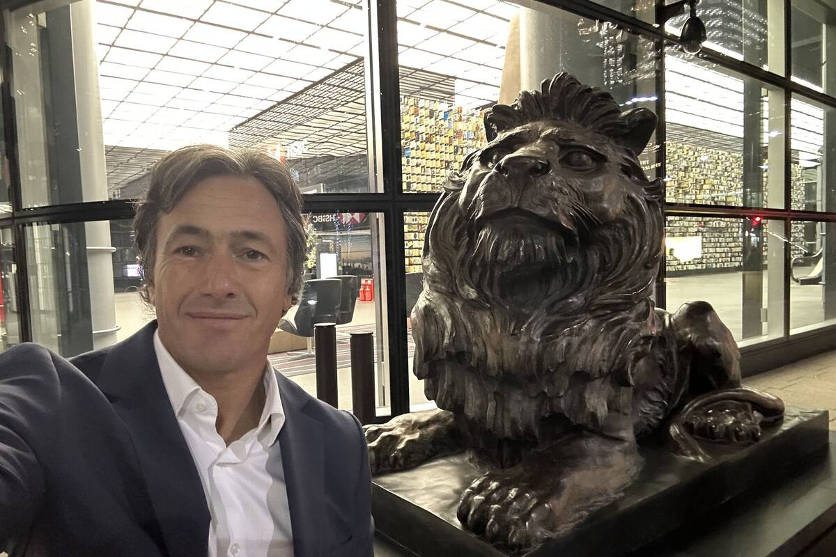 “Al salir, pasé por Stephen & Stitt, los icónicos leones de la puerta, y decidí hacerme una selfie. De repente, los recuerdos empezaron a pasar como una película a cámara rápida, mientras las emociones me invadían”, contó Juan Parma sobre su salida del HSBC