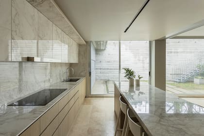 Al sector de la cocina le integraron un sistema de paneles para mantenerla integrada al espacio social o cerrarla para que funcione por separado.