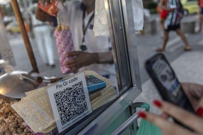 Al ser fácil de utilizar, incluso por vendedores callejeros, este sistema de pagos digitales aceleró la bancarización de la población brasileña.