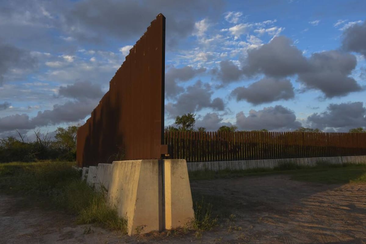 Al sur de Brownsville se puede apreciar una muestra de lo que sería el nuevo diseño del muro fronterizo