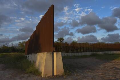 Al sur de Brownsville se puede apreciar una muestra de lo que sería el nuevo diseño del muro fronterizo