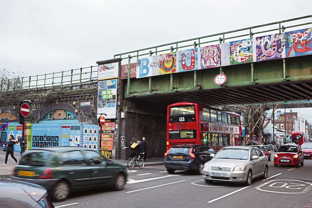 Al sur de la capital británica, un mercado y tiendas retro que ofrecen ropa, telas, comida y objetos de deco y arte de estilo afro