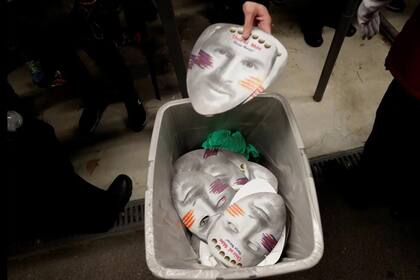 Al tacho: las máscaras de Messi fueron requisadas y tiradas a la basura en el ingreso al Camp Nou