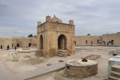 Al templo de Ateshgah llegaban principalmente peregrinos procedentes de la India, que veneraba el fuego