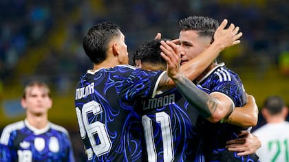 Al término del primer tiempo, la selección argentina le gana 2 a 0 a Mauritania en la Bombonera