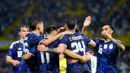 Al término del primer tiempo, la selección argentina le gana 2 a 0 a Mauritania en la Bombonera