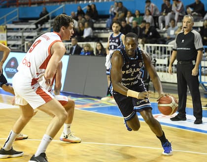 Al Thornton, de Peñarol, fue el máximo goleador de la etapa regular de la Liga; a los 41 años evalúa certertamente virtudes y defectos de la LNB.