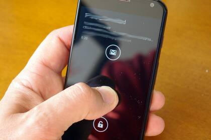 Al tocar la pantalla muestra las primeras líneas del mensaje