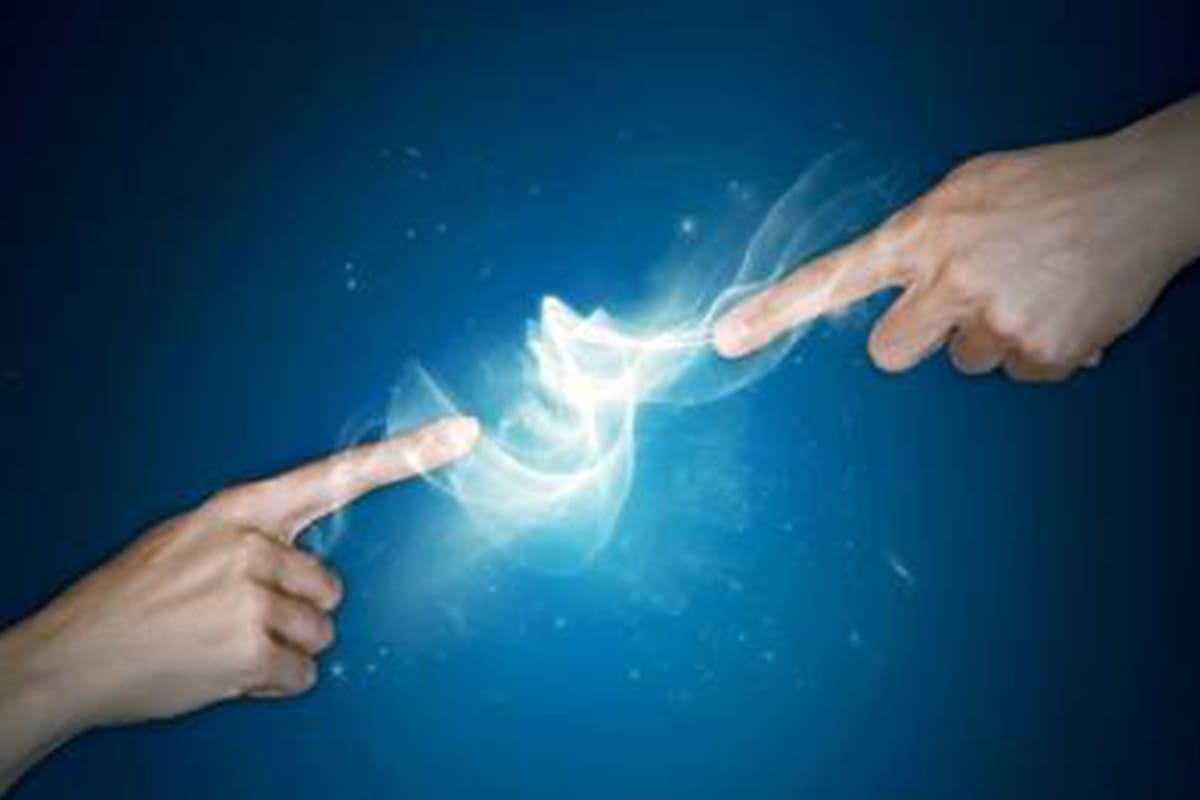 Al tocar un picaporte o rozar a otra persona es frecuente sentir una descarga eléctrica. Con la humedad este fenómeno se incrementa