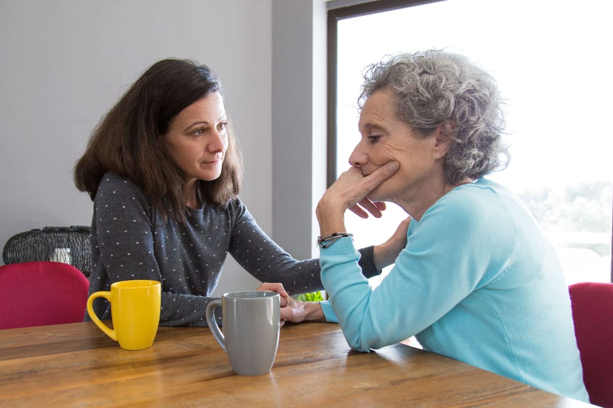 Al tratar asuntos personales, desviar la mirada se suele utilizar para no quebrarse durante la conversación