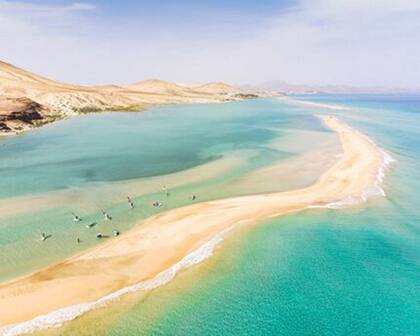 Al tratarse de una de las playas más extensas de Costa Calma, la playa de Sotavento es el espacio ideal para aquellos que buscan un entorno tranquilo y sin multitudes