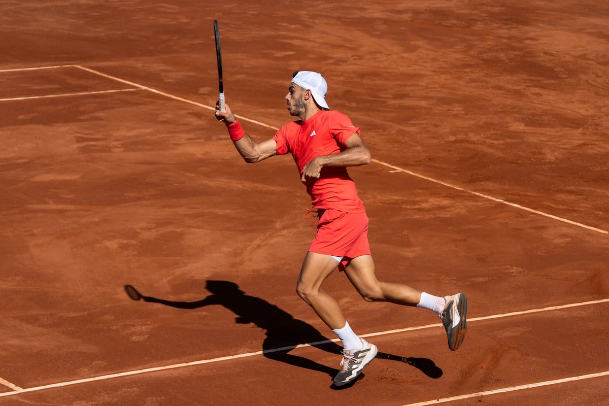 Al vencer a Tomás Martín Etcheverry, Francisco Cerúndolo se convirtió en el primer argentino en acceder a las semifinales del ATP 250 de Santiago, Chile.